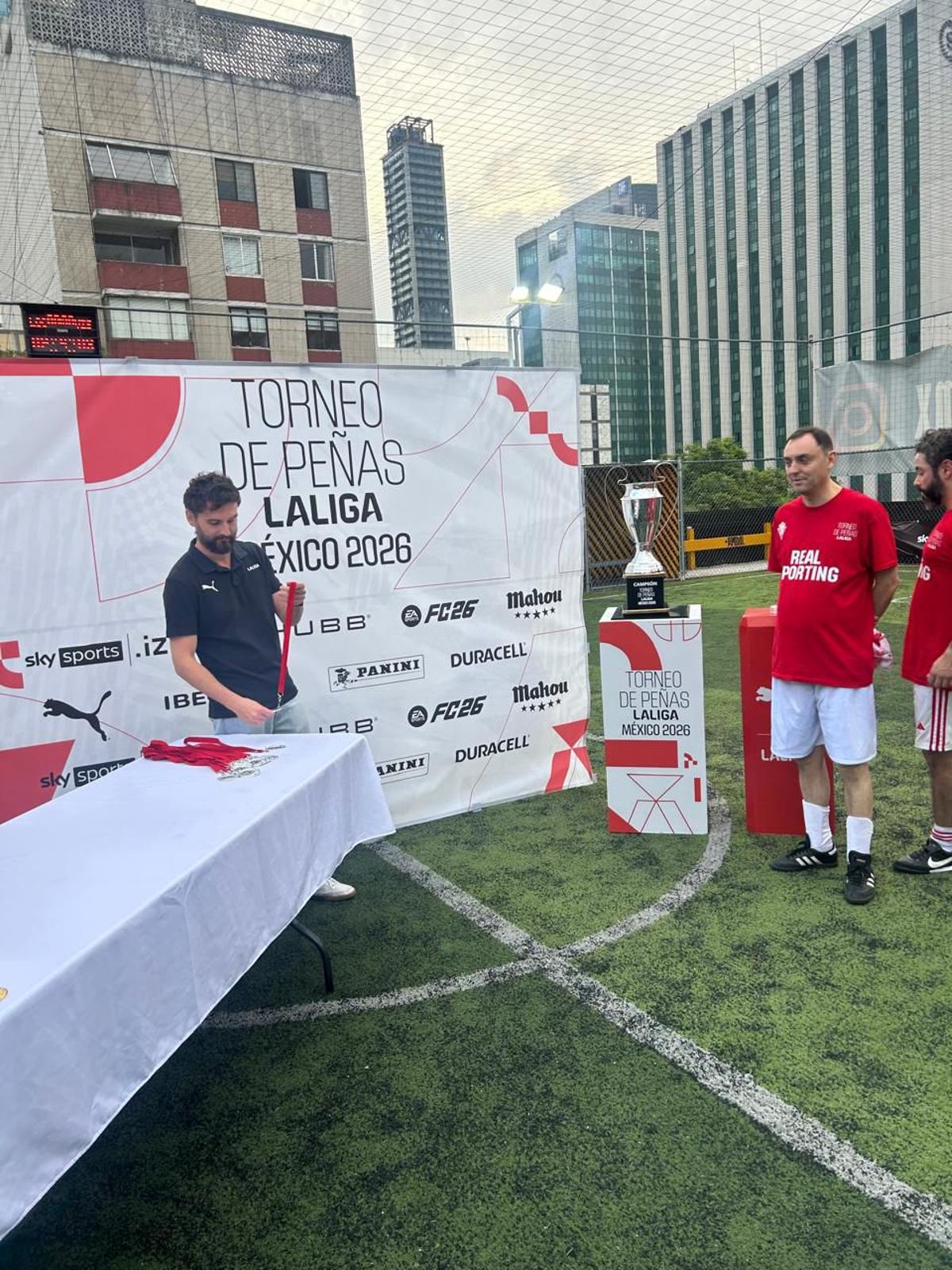 Diego Álvavarez Bada, presidente de La Villa de Quini, a la derecha, en el torneo de peñas organizado por LaLiga en México.