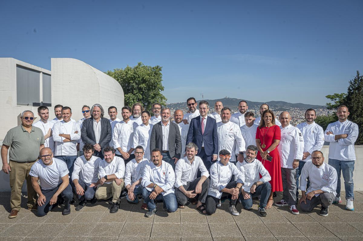 Los cocineros barceloneses que han acudido a la presentación de la campaña, junto a los representantes municipales y de Turismo de Barcelona.