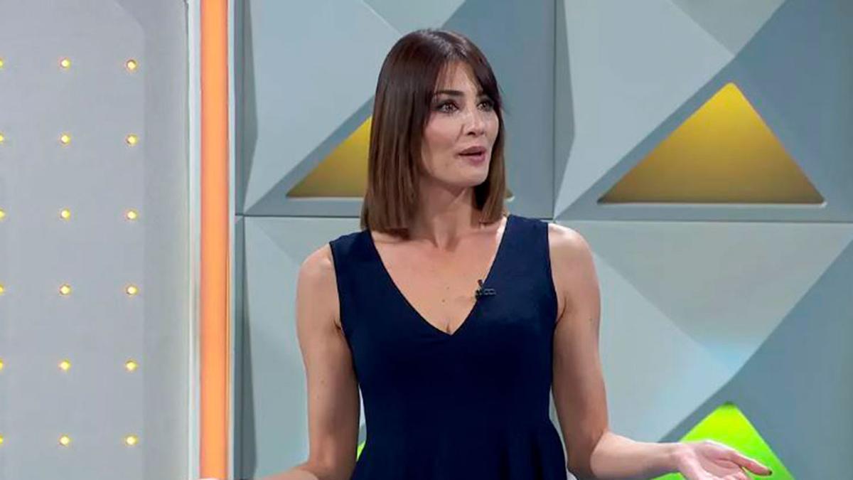 La azafata de "La ruleta de la suerte" recibe en directo una importante oferta de otro programa