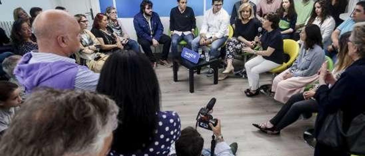 Soraya Sáenz de Santamaría (en el centro), en la sede del PP de Oviedo.