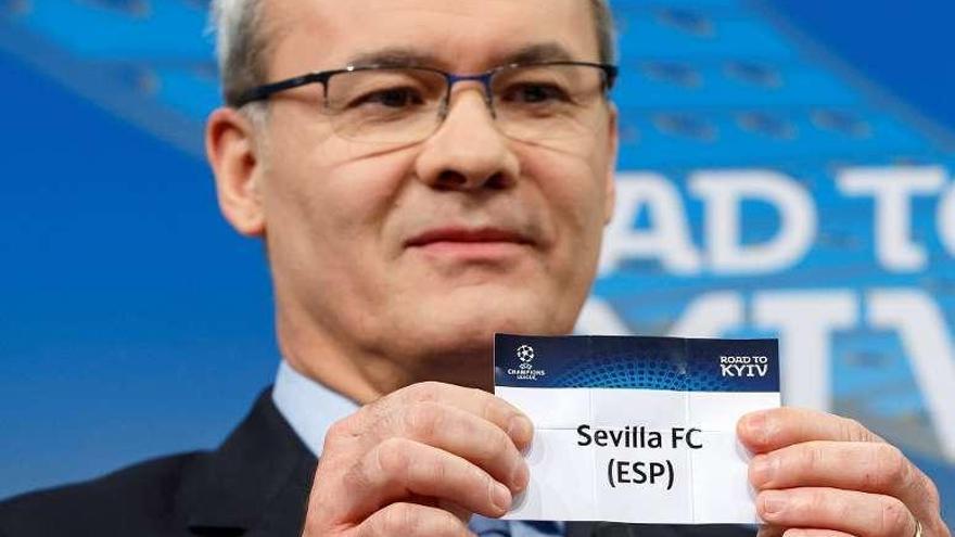 Giorgio Machetti, de la UEFA, sostiene la papeleta del Sevilla. // Efe