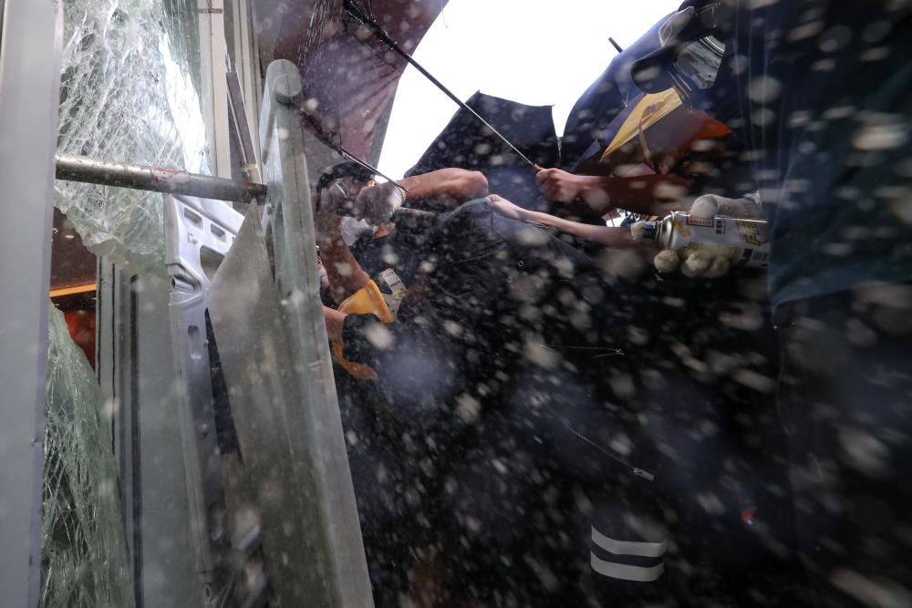 Policías y manifestantes hongkoneses chocan en ...