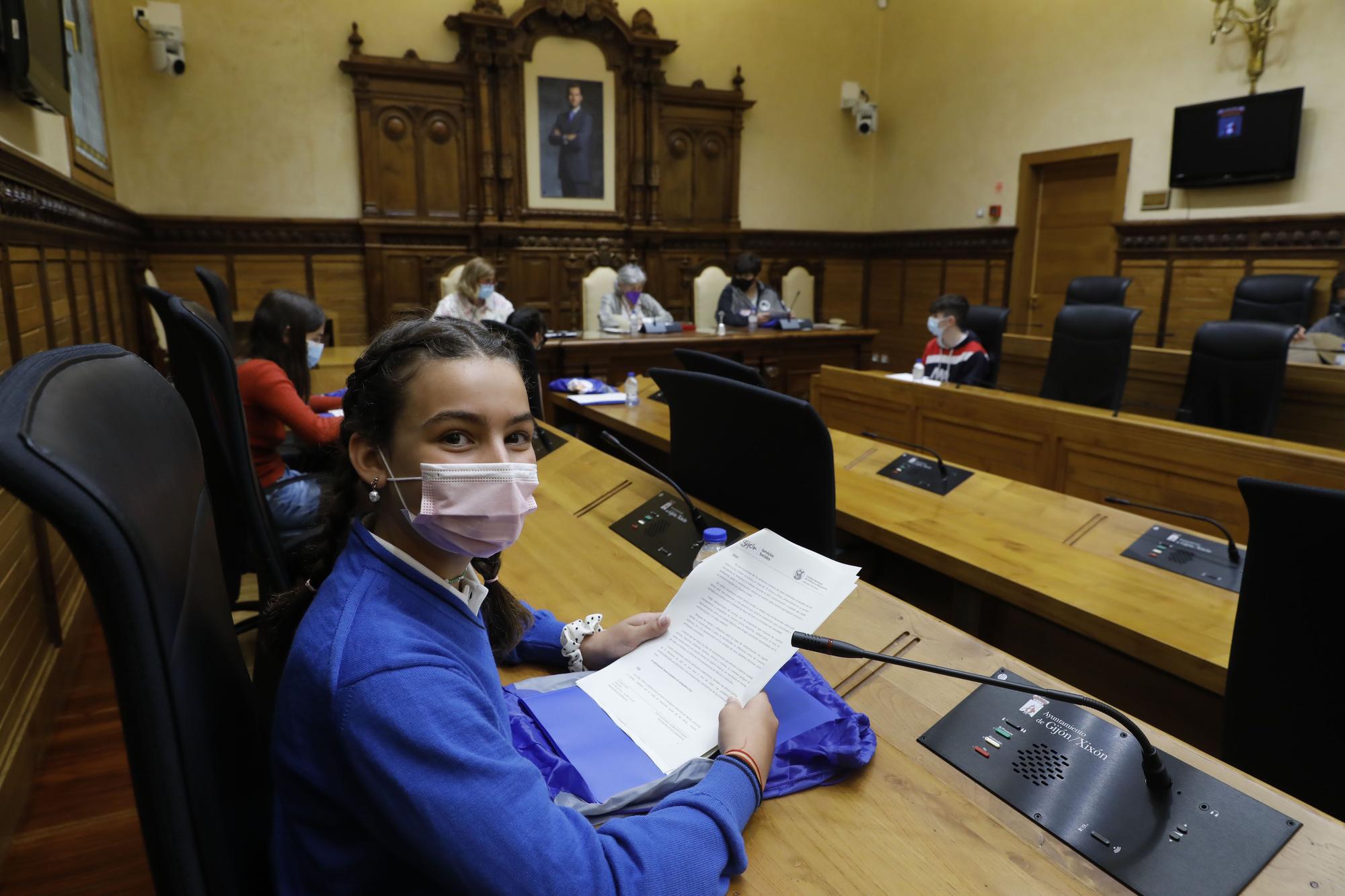 Los niños de Gijón toman el salón de plenos del Ayuntamiento