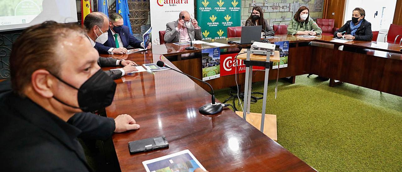 Representantes de la Cámara, el Ayuntamiento, Caja Rural y diversos sectores de turismo activo, ayer.