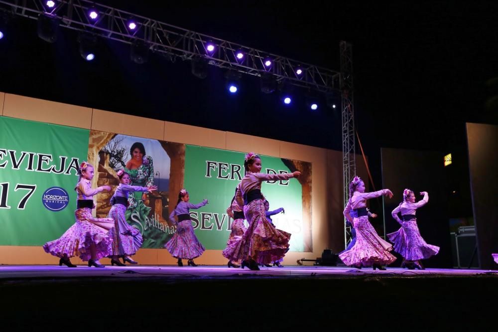 La Feria de Sevillanas 2017 comenzó anoche con una gran afluencia de público, actuaciones flamencas y de sevillanas, gastronomía y casetas, en el recinto portuario de Torrevieja