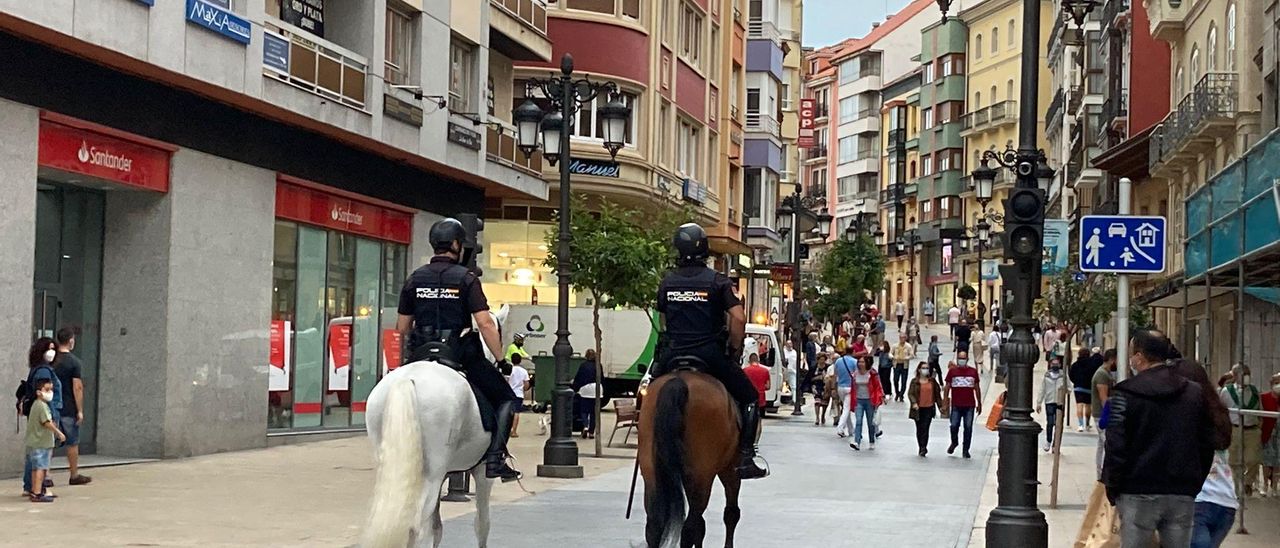 Una pareja de agentes de la Policía Nacional  en la calle La Cámara.