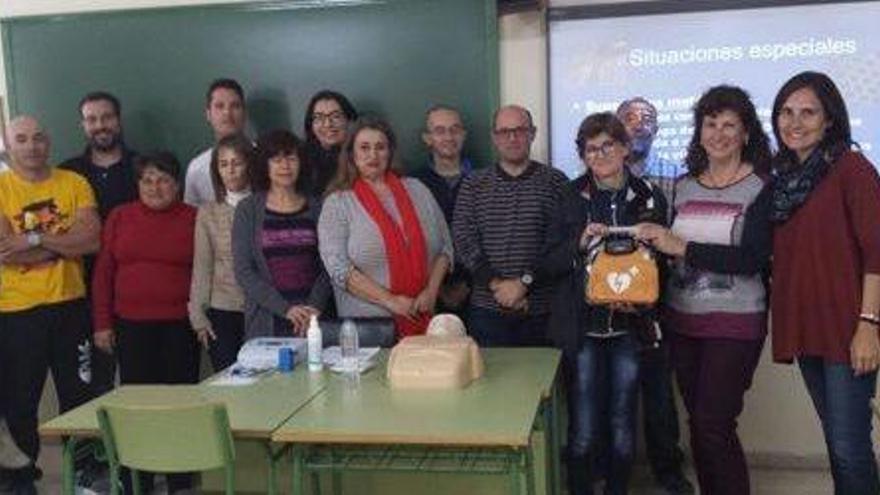 Marta Vilás junto con profesores y alumnos del instituto Santa Maria, en Vila.