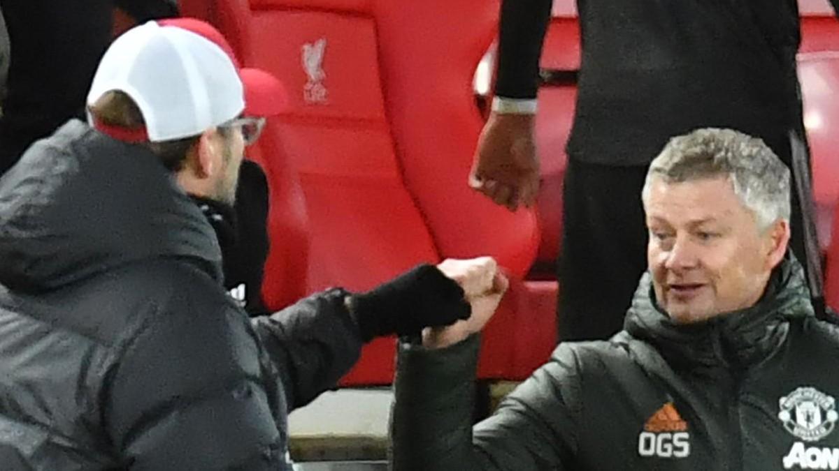 Klopp y Solskjaer saludándose en Anfield