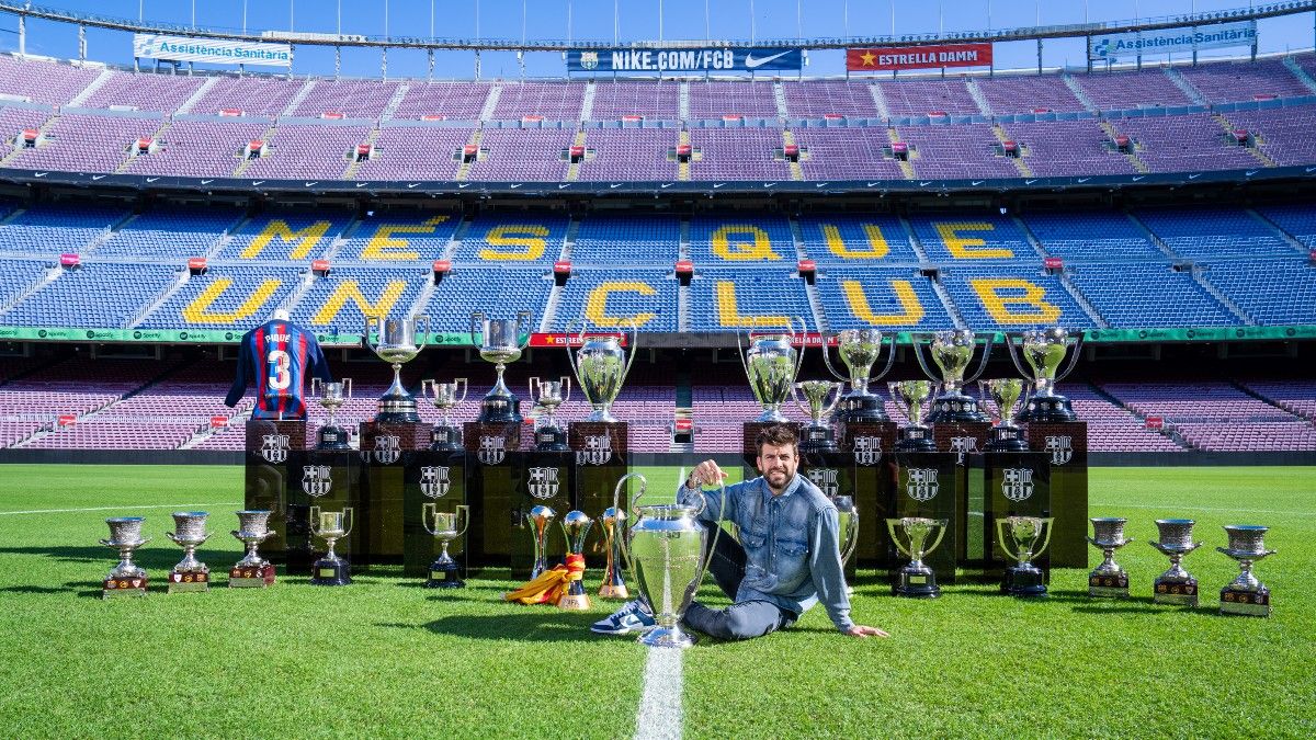 Gerard Piqué posa con todos sus títulos en el Spotify Camp Nou