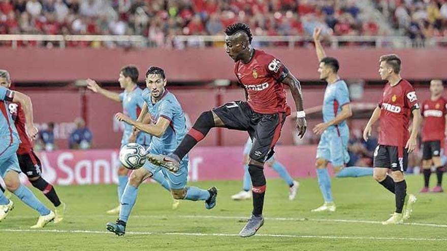 Lago Junior controla el esférico en un lance del partido ante el Eibar