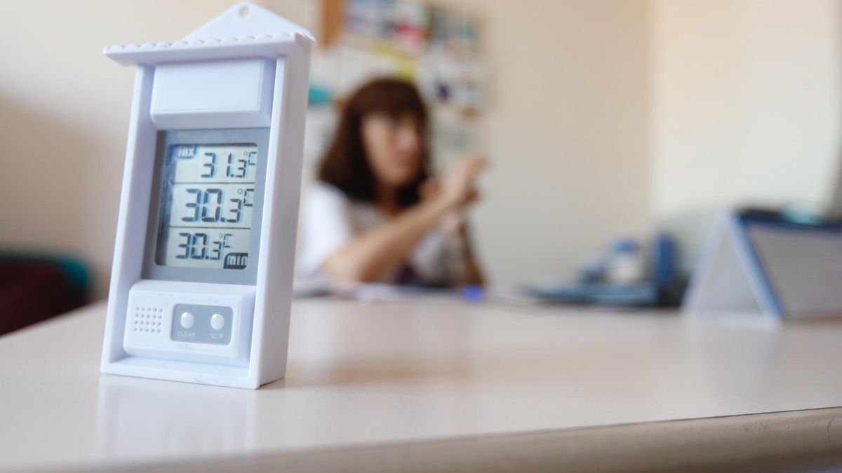 Un termómetro marca 30,5 grados en una consulta del centro de salud Rebolería, este jueves.