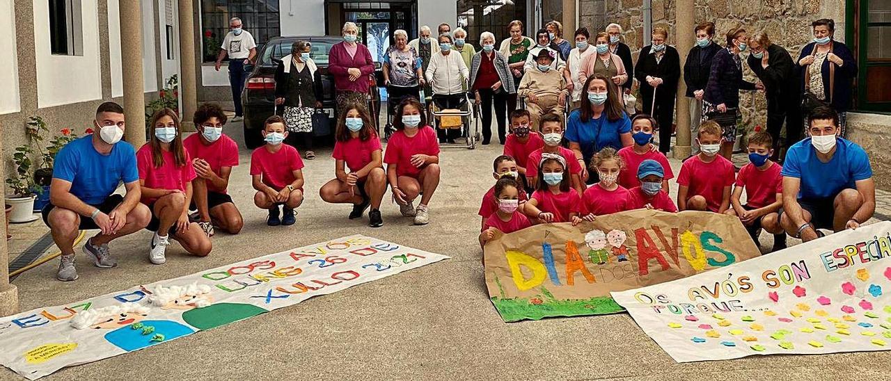 Monitores y participantes en el campus de Cambados, al llevar sus murales al asilo.   | // CEDIDA