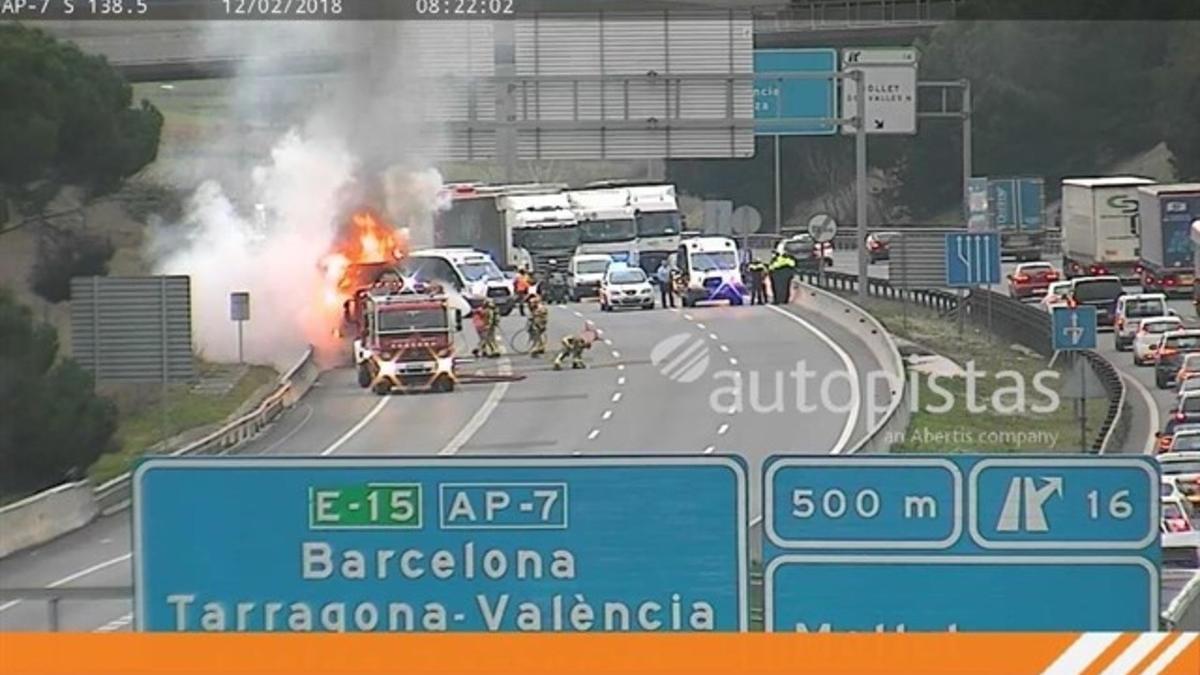 Cortada la AP-7 en Mollet tras incendiarse un camión