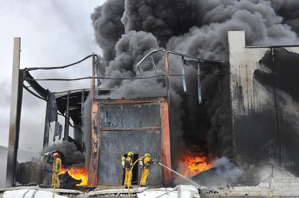 El fuego arrasa una nave con caucho en Crevillent