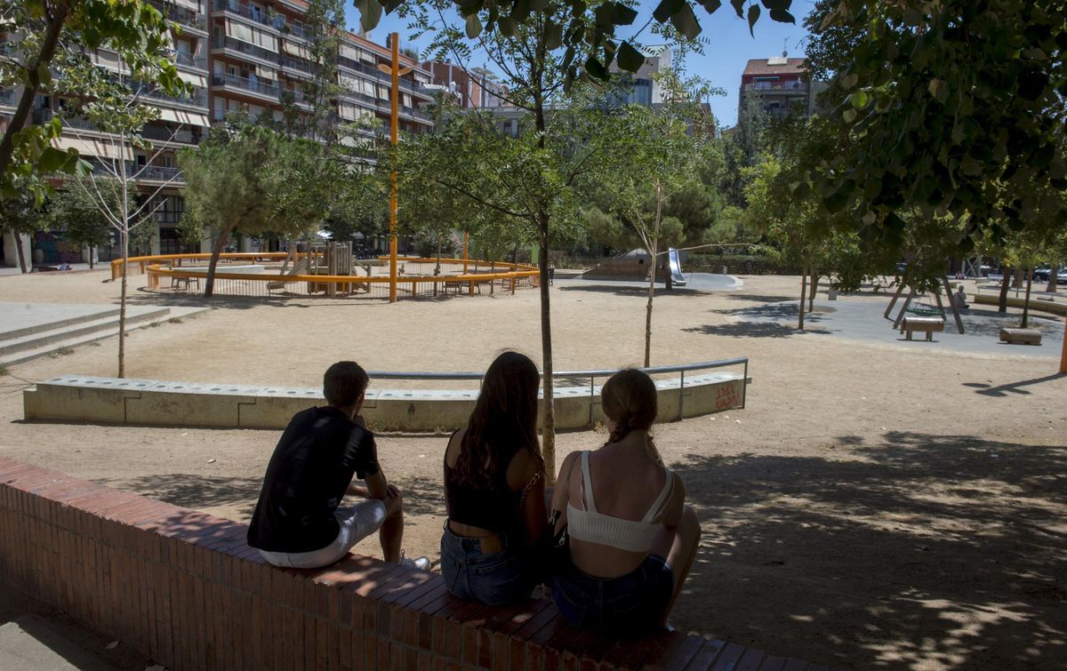 Los Jardins de la Indústria, a pleno sol y, por eso, vacíos.