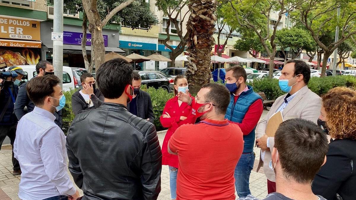 Pérez de Siles y Luis Verde, con los vecinos y comerciantes de la zona.