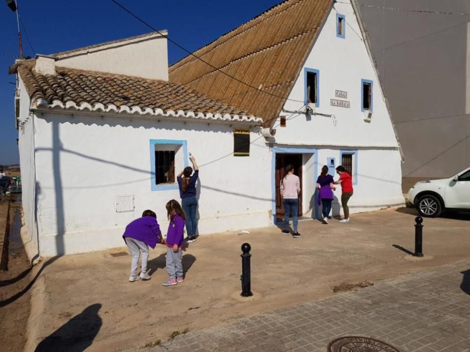 Adecentando el casal-barraca de la comisión de Casas de Bárcena.