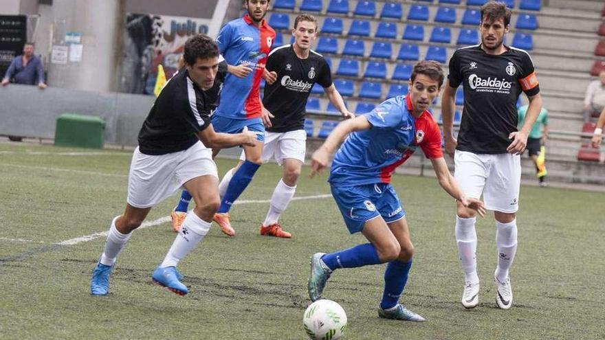 Pablo Suárez disputa el balón con Luis Nuño (Langreo), con Pantiga y Diego Nuño detrás.