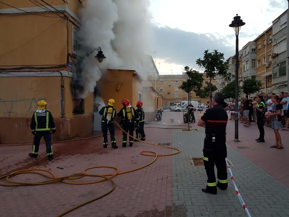 Incendio en un bajo en la calle Papamoscas