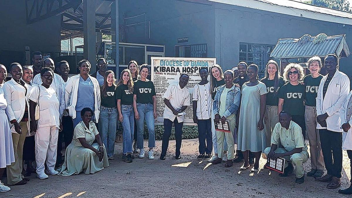 El grup de psicòlogues i infermeres de la UCV posen a la porta de l’Hospital de Kibara.