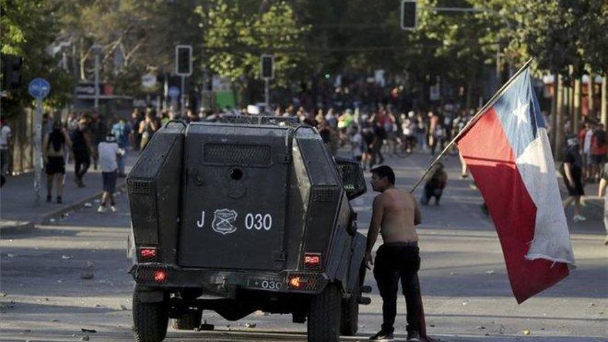 Un camión de la Armada chilena atropella mortalmente a un joven durante las protestas