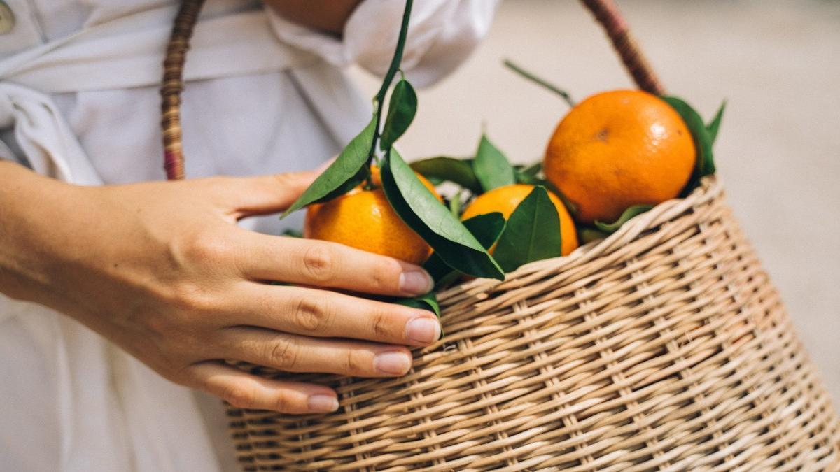 Una cesta con mandarinas