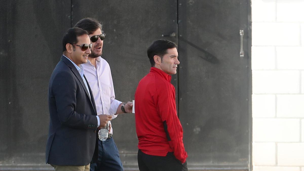 Anil Murthy junto a Mateu Alemany y Marcelino García Toral durante un entrenamiento en Paterna en una imagen de archivo