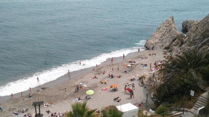 El rescate se produjo en la cala de Carabeo, en Nerja.