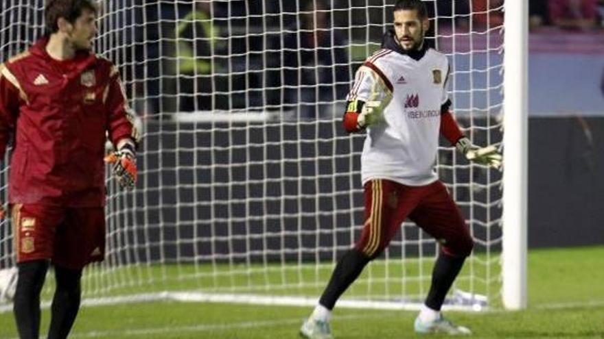 Kiko Casilla, que puede debutar esta noche con la selección, durante el entrenamiento de ayer junto a Casillas.