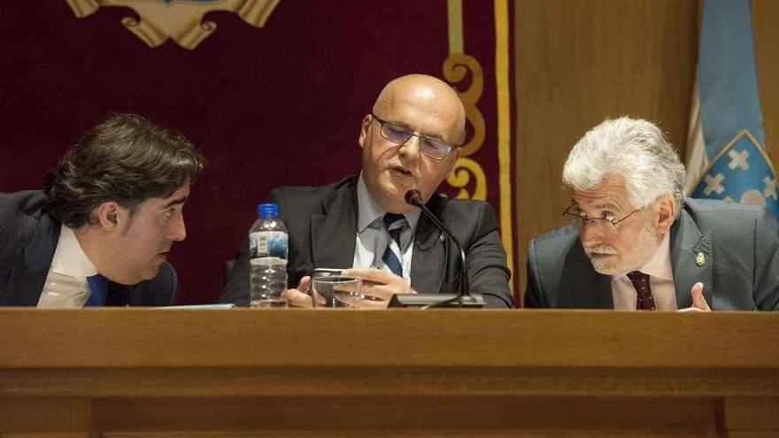 Jorge Pumar, José Manuel Baltar y Rosendo Fernández en la mesa de la Presidencia. // Brais Lorenzo