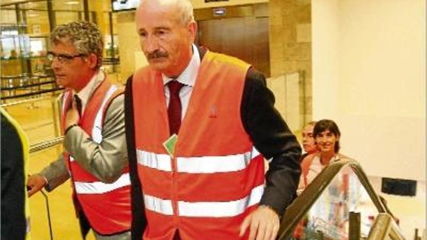 Domènec Espadalé (centre de la imatge) en una visita a l&#039;aeroport.