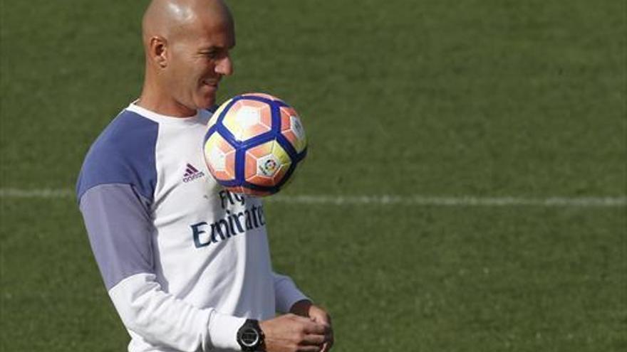 Zidane piensa en el Getafe con todos los futbolistas