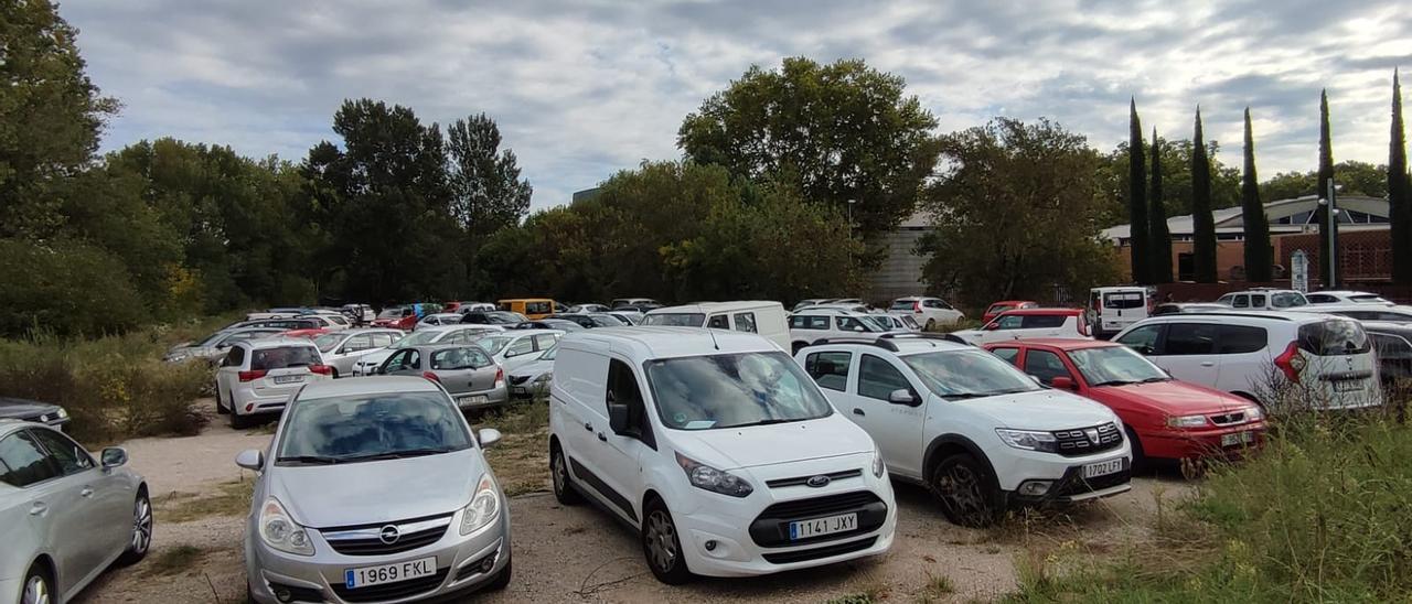 El solar darrere l&#039;Auditori, habilitat com aparcament.