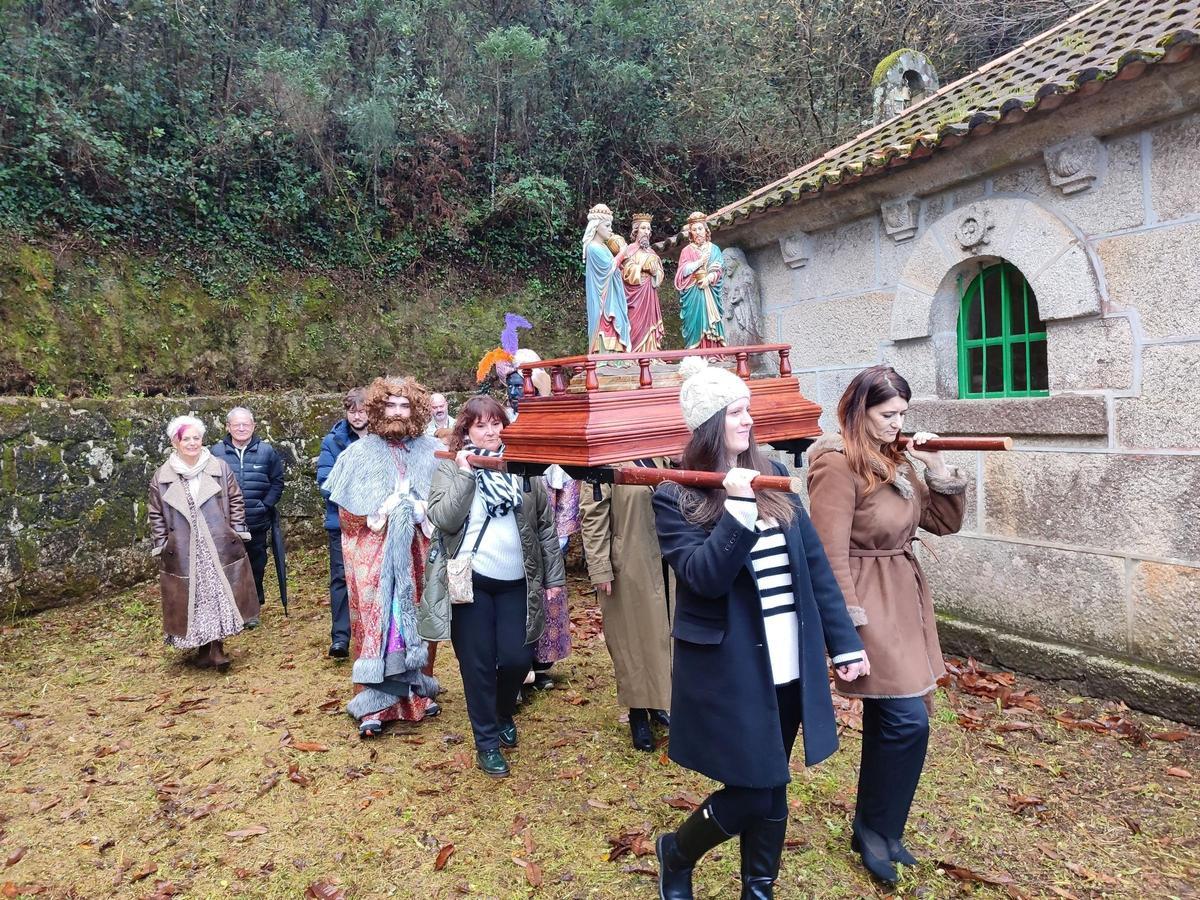 Un momento de la procesión en torno a la capilla.