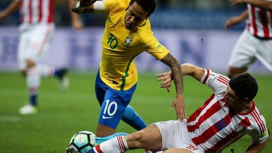 Neymar sufre una falta del paraguayo Rojas. // Fernando Bizerra