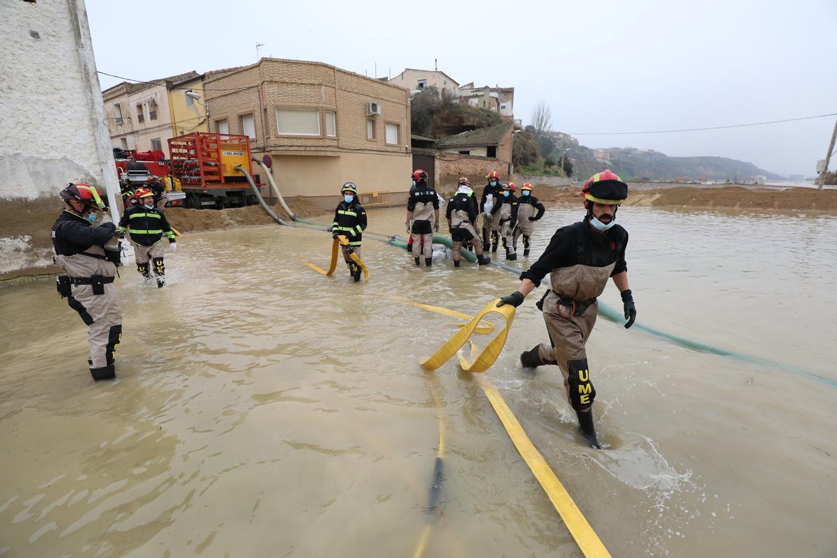 Efectivos de la UME achicando agua en Gallur.