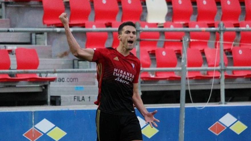 Claudio Medina celebra un gol con el Mirandés