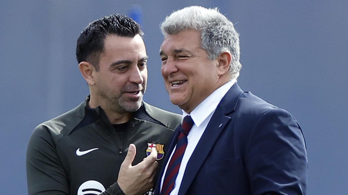 Xavi y Laporta, en el último entrenamiento del Barça antes de jugar la vuelta de la Champions con el PSG en Montjuïc.