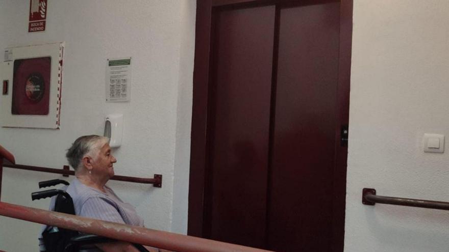 Residencia de San Marcelino. Una residente espera el ascensor en el centro de Jaulín.    | RESIDENCIA SAN MARCELINO