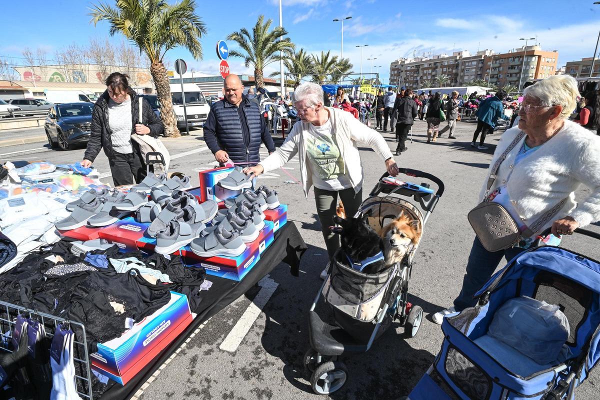 Visitantes en el primer lunes del nuevo mercadillo en El Toscar