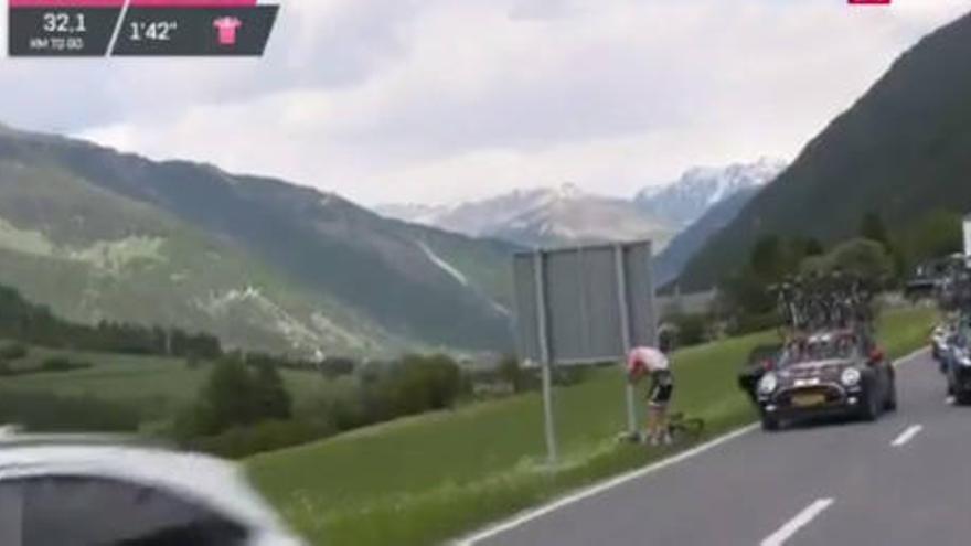 Un apretón obliga al líder del Giro a parar en plena etapa