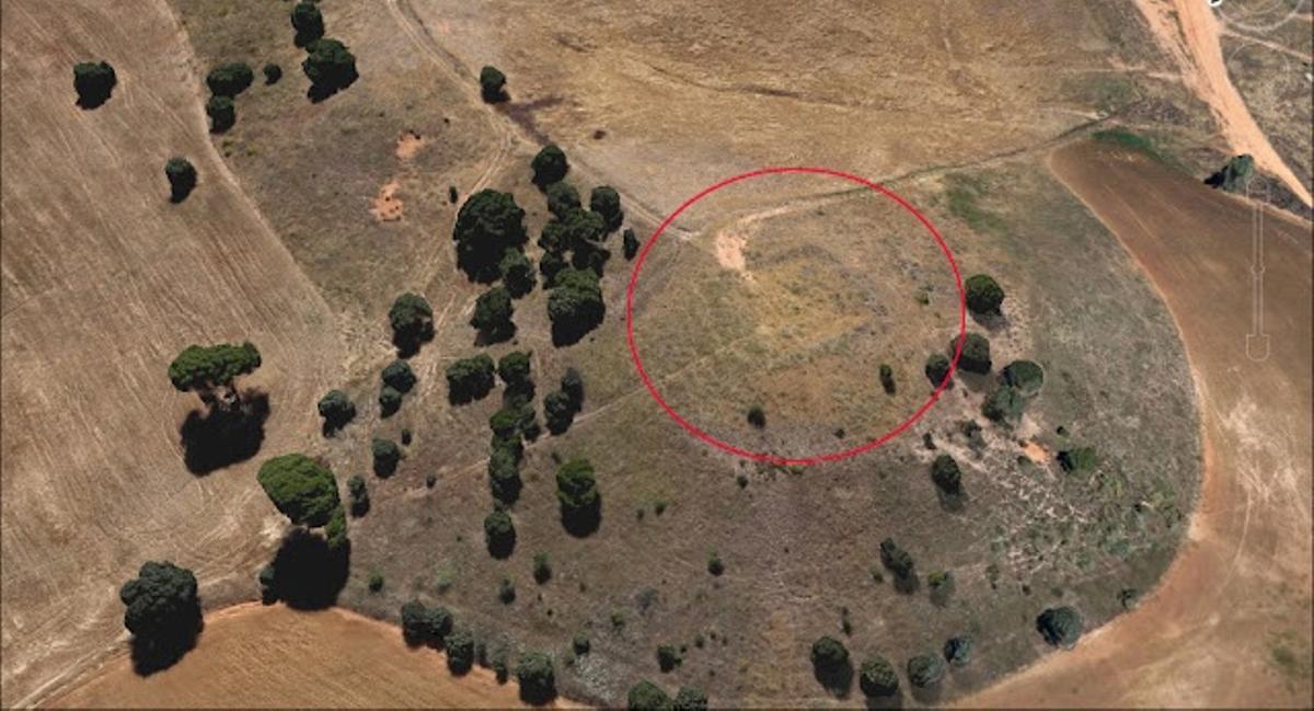 Restos de la atalaya en la actualidad. A la derecha, la cañada de Sancha Brava.