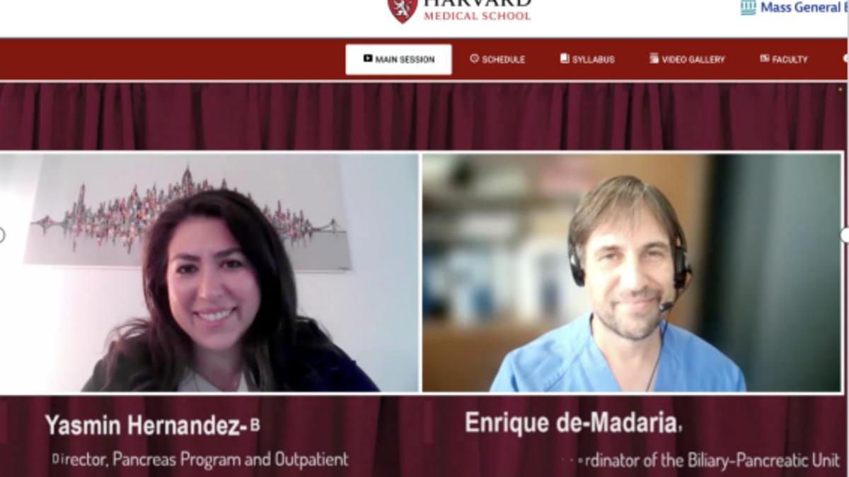 El doctor De Madaria, a la derecha, durante un curso en Harvard, junto a Yasmin Hernández-Barco
