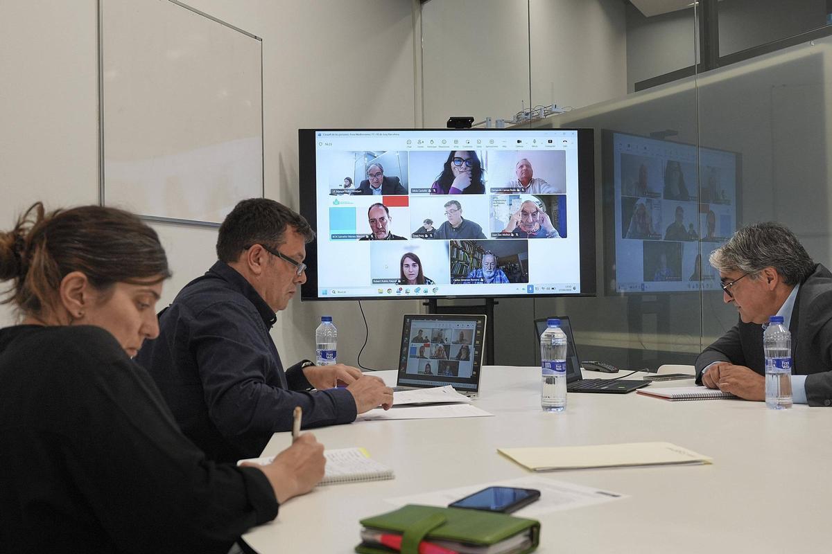 Els membres de la comissió d’experts que integren el Consell de Girona, reunits dilluns.
