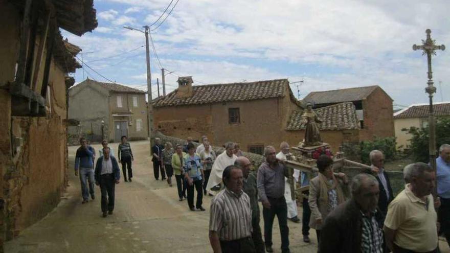 Vecinos de Villageriz participan en una procesión. Foto M. A. C.