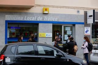 Retrasos y problemas en la inscripción a las pruebas de conducir por las vacantes en la Oficina de Tráfico de Ibiza