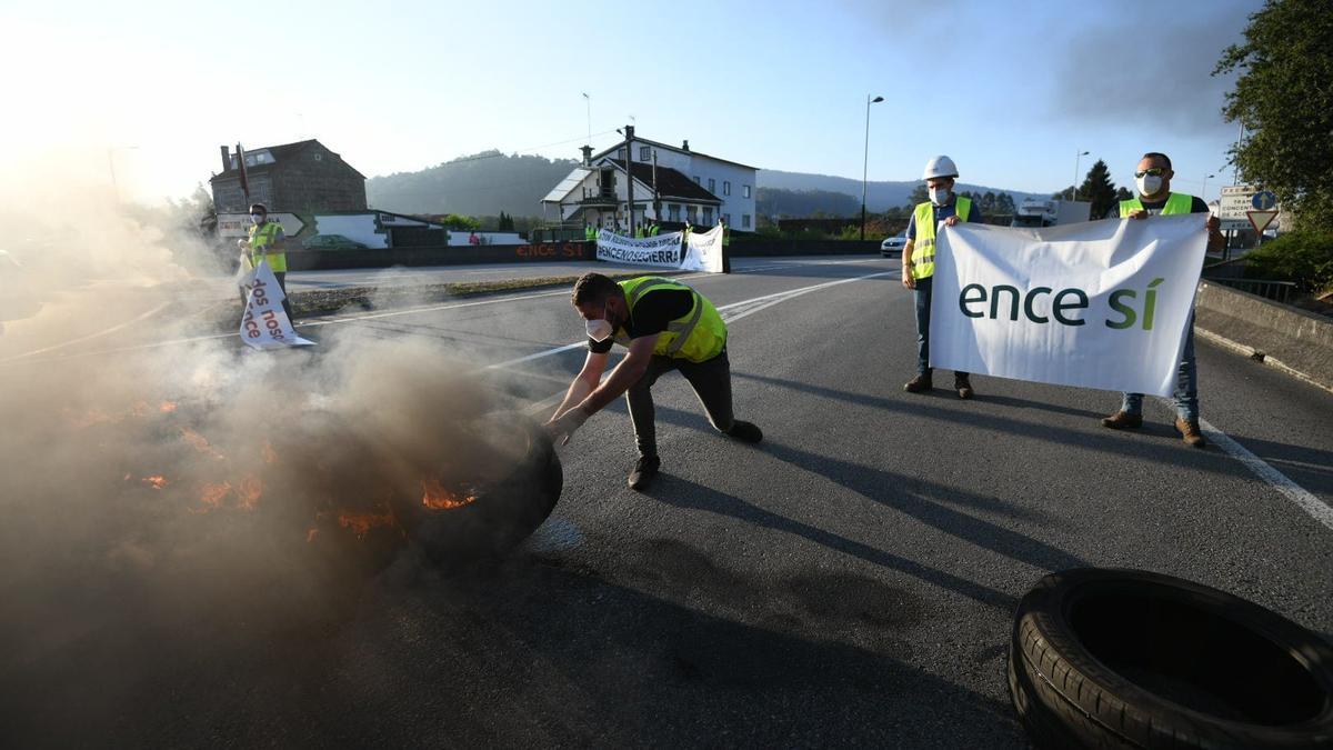 Trabajadores de Ence en la rotonda de la entrada de Pontevedra en la N-550 en dirección a Vigo.