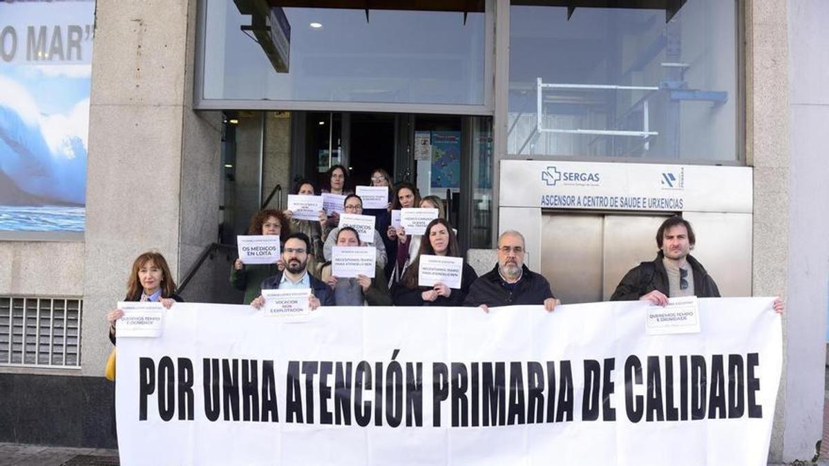 Imagen de los sanitarios concentrados en la Casa do Mar hace unas semanas