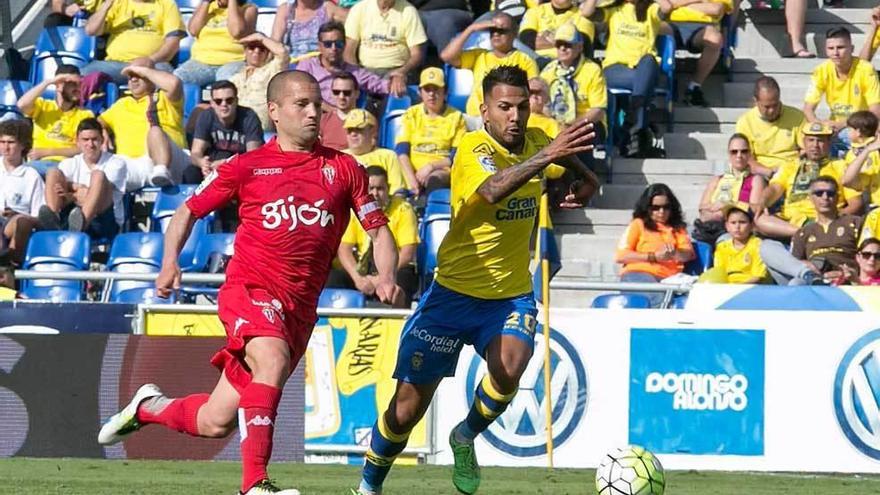 Lora pugna por el balón con Jonathan Viera.