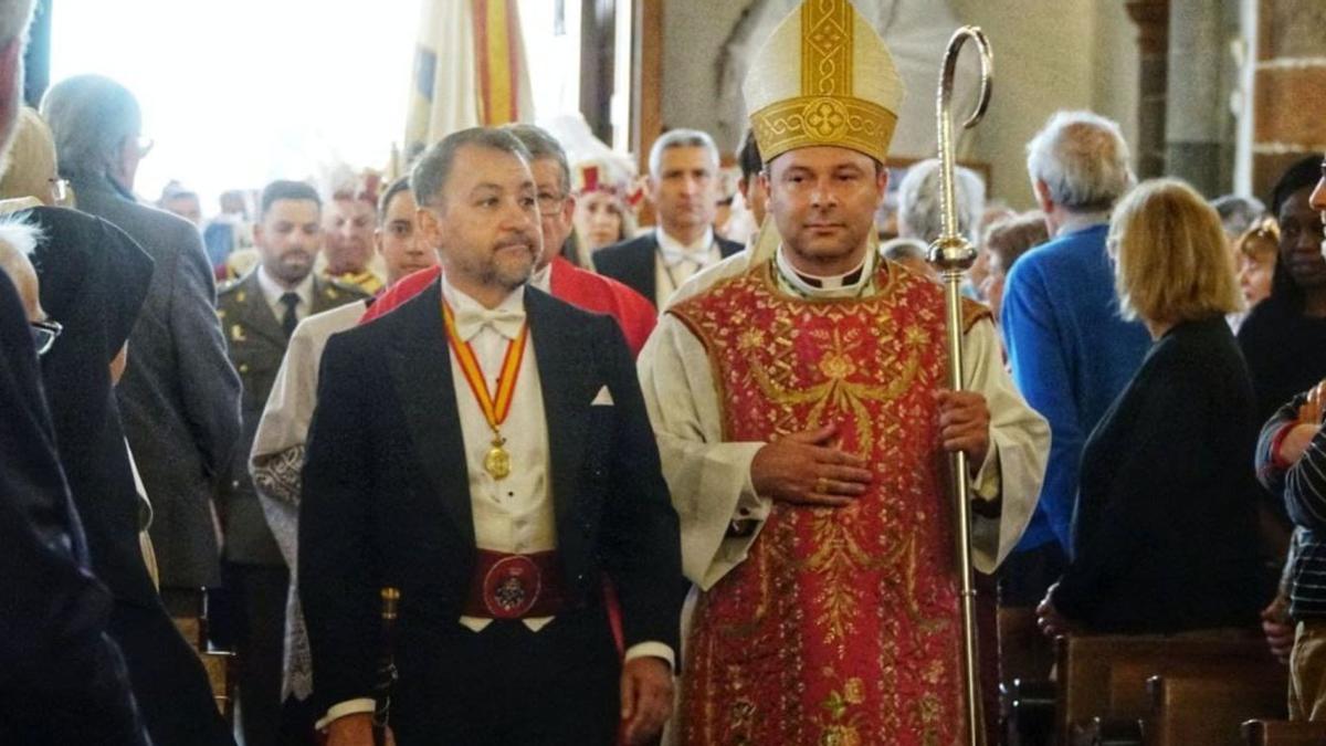 El alcalde representó al rey el mismo día que el nuevo obispo de Tenerife visitaba la capital de la Isla.